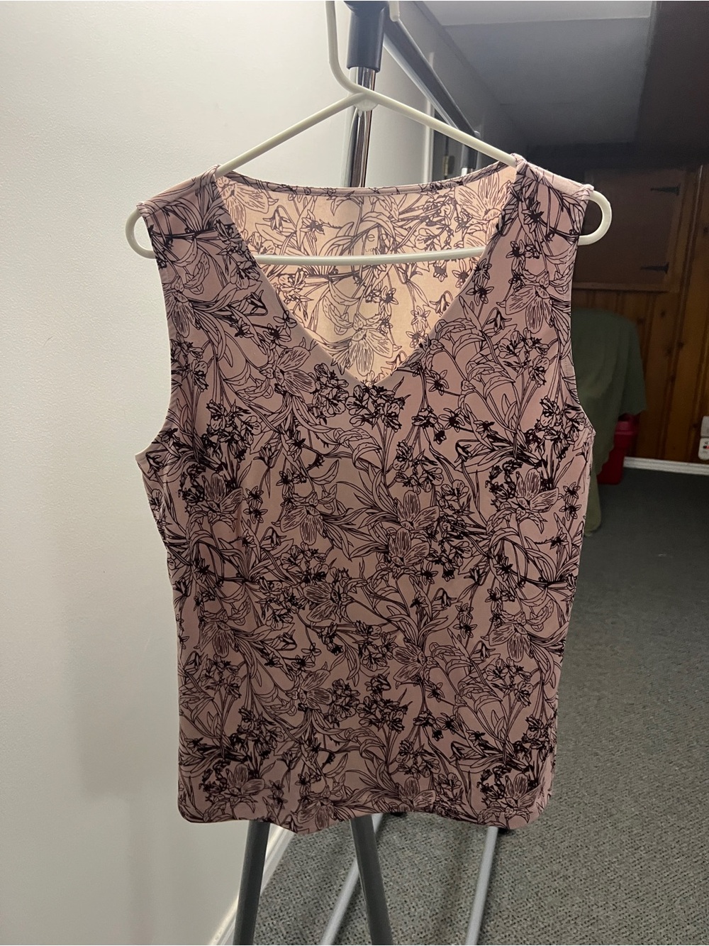 CLEO Sleeveless V-Neck Floral Tank Top - Dusty Pink